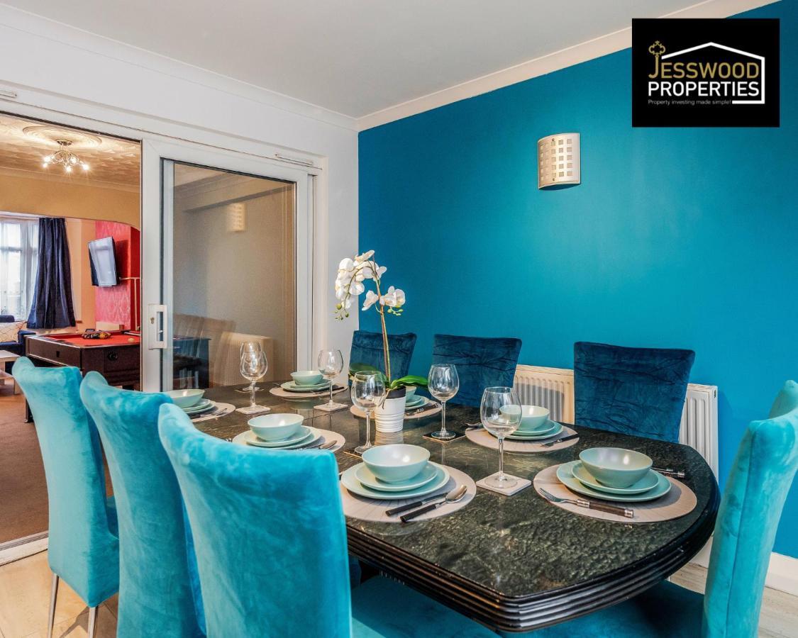 Large 6 Bedroom Contractor House By Jesswood Properties Shortlets For Groups, Business And Leisure With Free Parking, Wifi And Pool Table Luton  Esterno foto