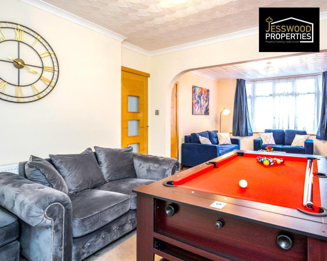Large 6 Bedroom Contractor House By Jesswood Properties Shortlets For Groups, Business And Leisure With Free Parking, Wifi And Pool Table Luton  Esterno foto