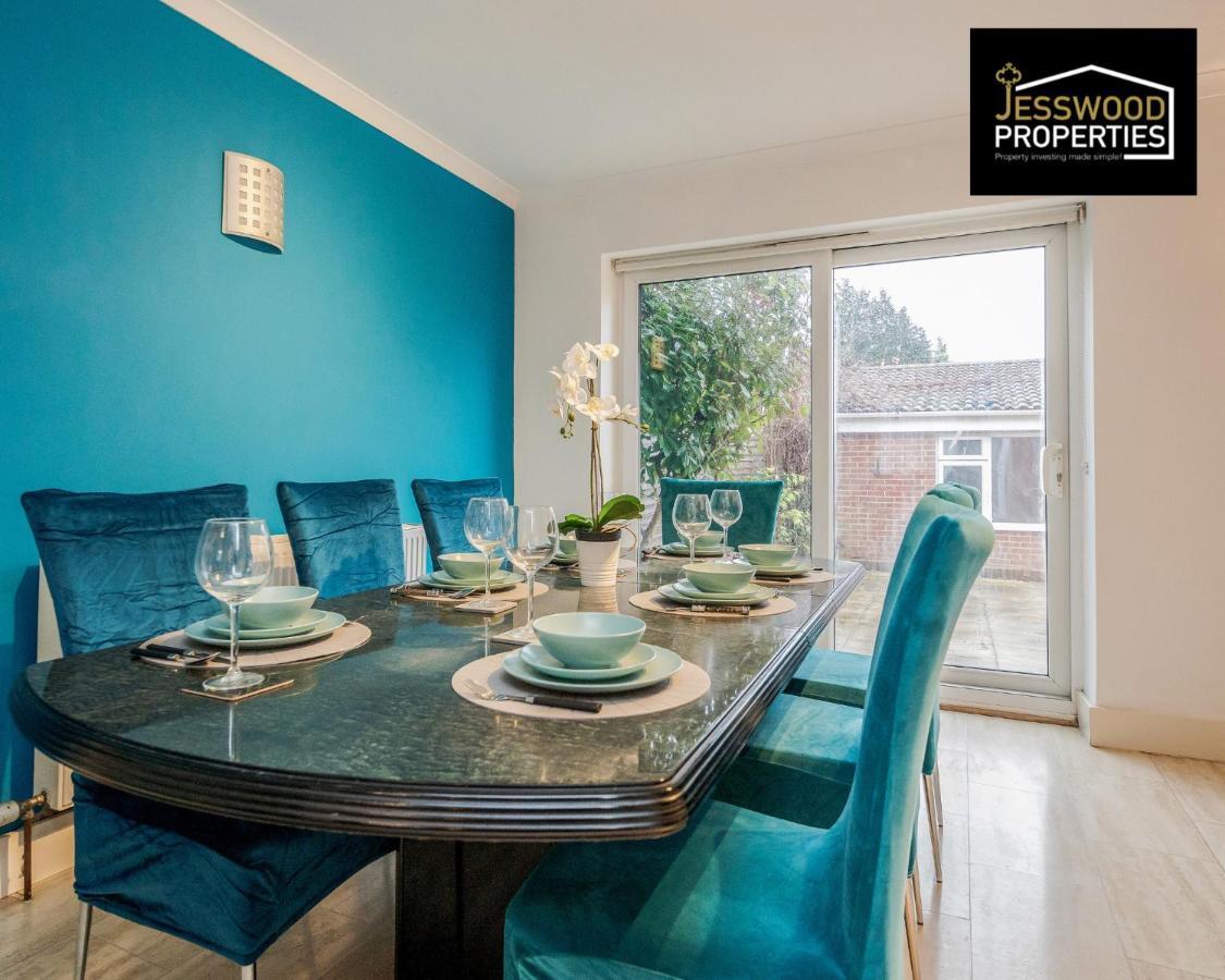 Large 6 Bedroom Contractor House By Jesswood Properties Shortlets For Groups, Business And Leisure With Free Parking, Wifi And Pool Table Luton  Esterno foto