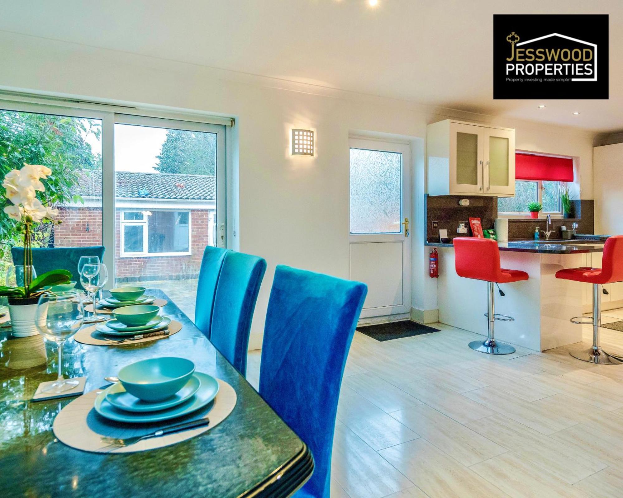 Large 6 Bedroom Contractor House By Jesswood Properties Shortlets For Groups, Business And Leisure With Free Parking, Wifi And Pool Table Luton  Esterno foto
