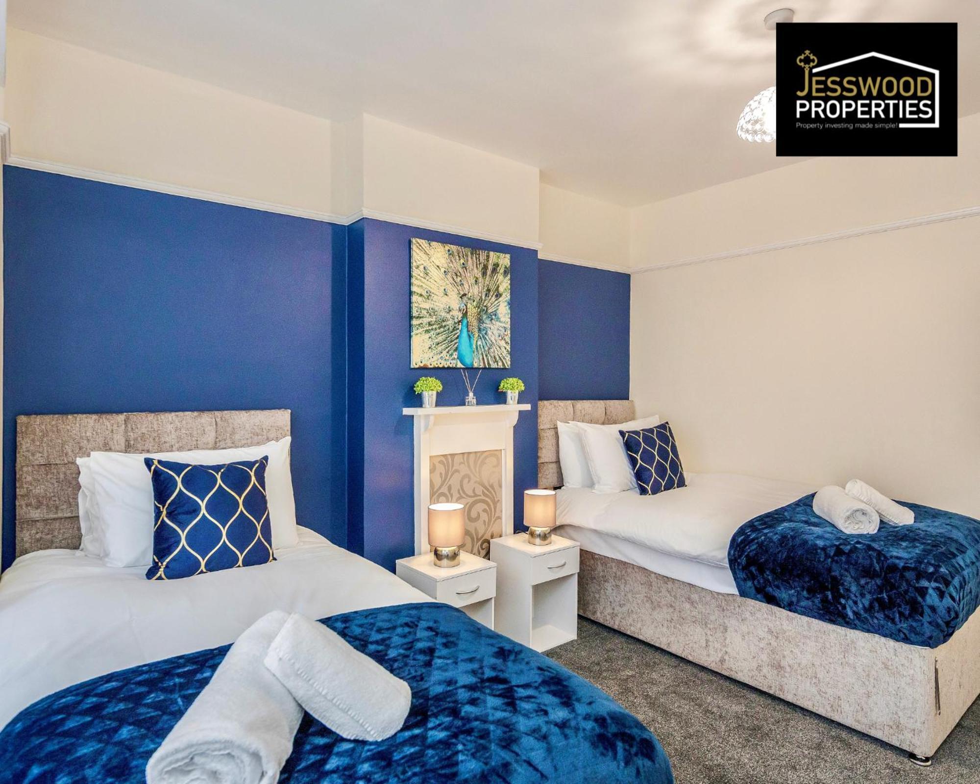 Large 6 Bedroom Contractor House By Jesswood Properties Shortlets For Groups, Business And Leisure With Free Parking, Wifi And Pool Table Luton  Esterno foto