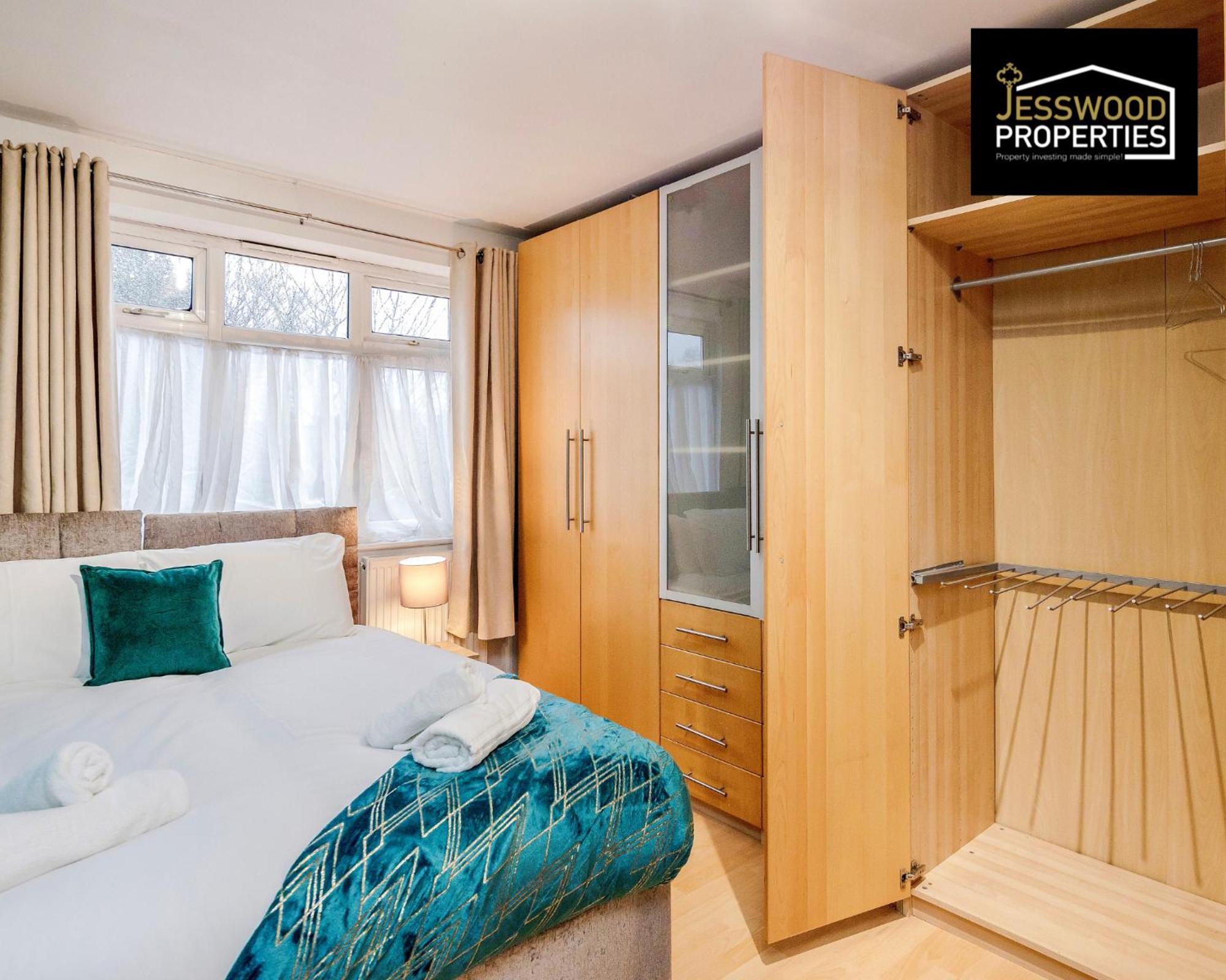 Large 6 Bedroom Contractor House By Jesswood Properties Shortlets For Groups, Business And Leisure With Free Parking, Wifi And Pool Table Luton  Esterno foto